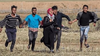 Palestinians running from Israeli army